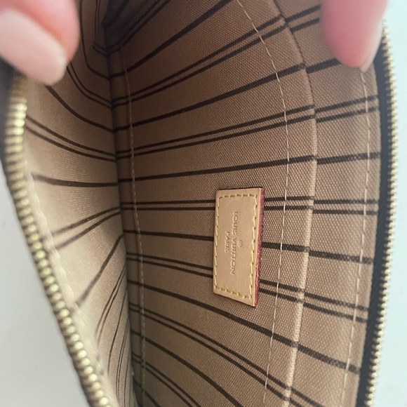 Authentic LV Neverfull pouch. Clean inside no rips or tears. Barely used. - Picture 5 of 7